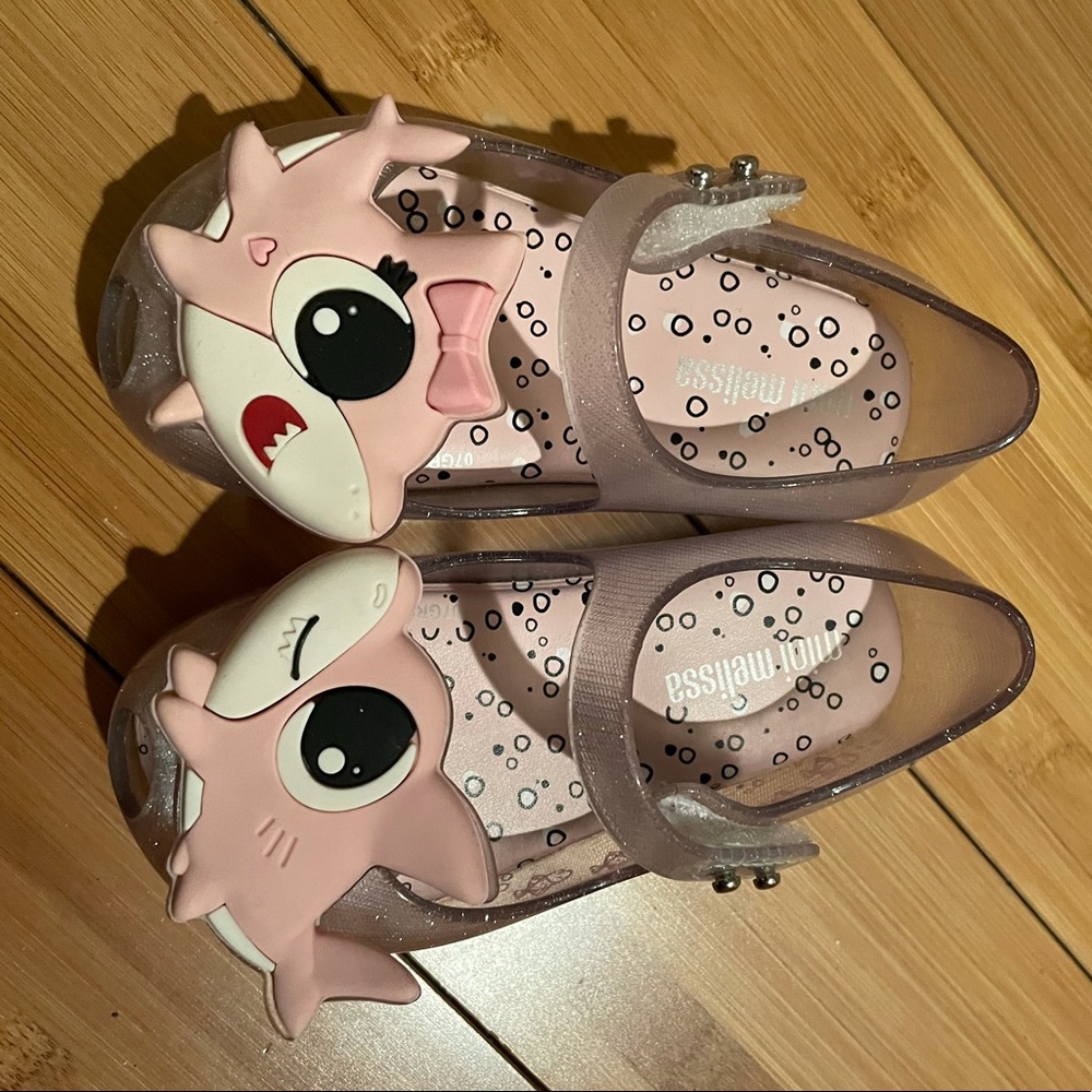 Mini Melissa Baby Shark size 7